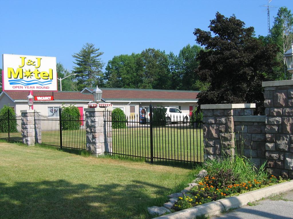 Motel J & J *