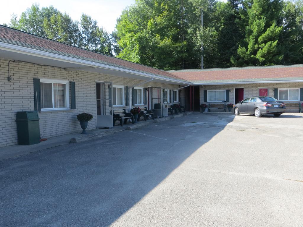 Motel J & J *